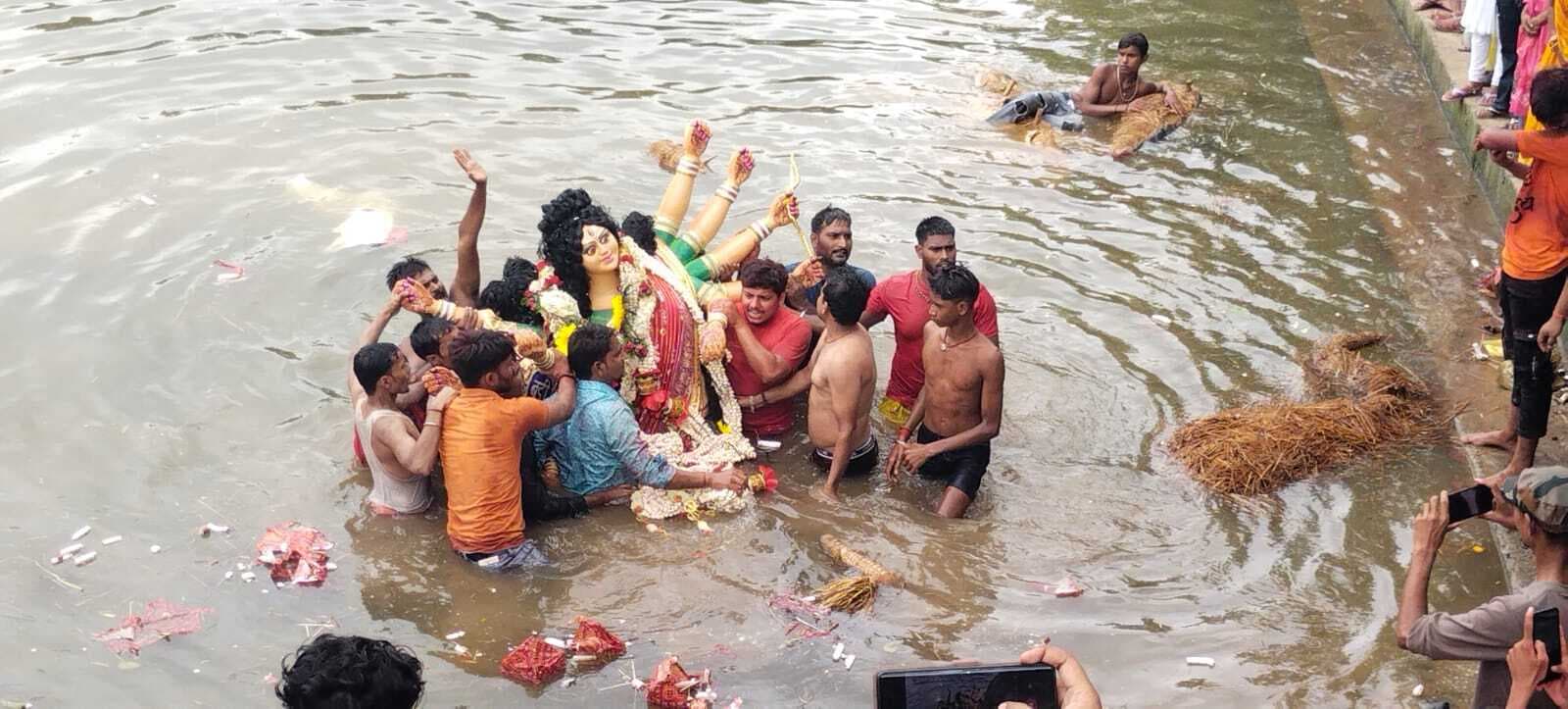 मां दुर्गा को दी गयी विदाई, देर शाम तक चलता रहा विसर्जन