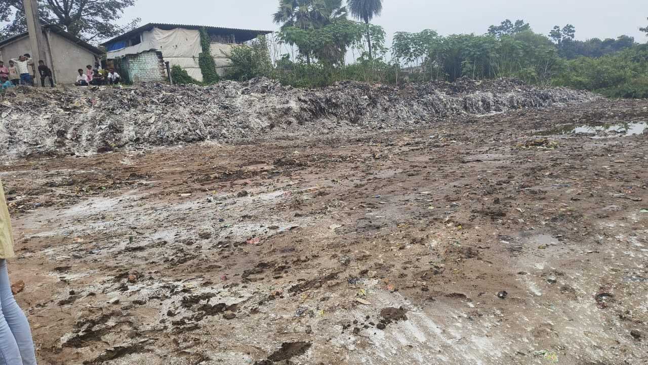 विसर्जन स्थल पर गंदगी देख भड़के श्रद्धालु, नगर परिषद हाय-हाय के लगाये नारे