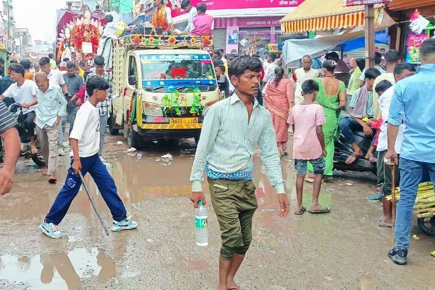 मूसलाधार बारिश पर आस्था रही भारी, जलजमाव ने किया श्रद्धालुओं को परेशान