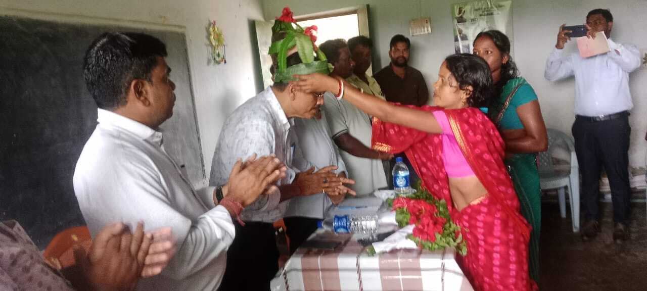 Giridih News :संयुक्त सचिव ने किया आदि सेवा केंद्रों का निरीक्षण