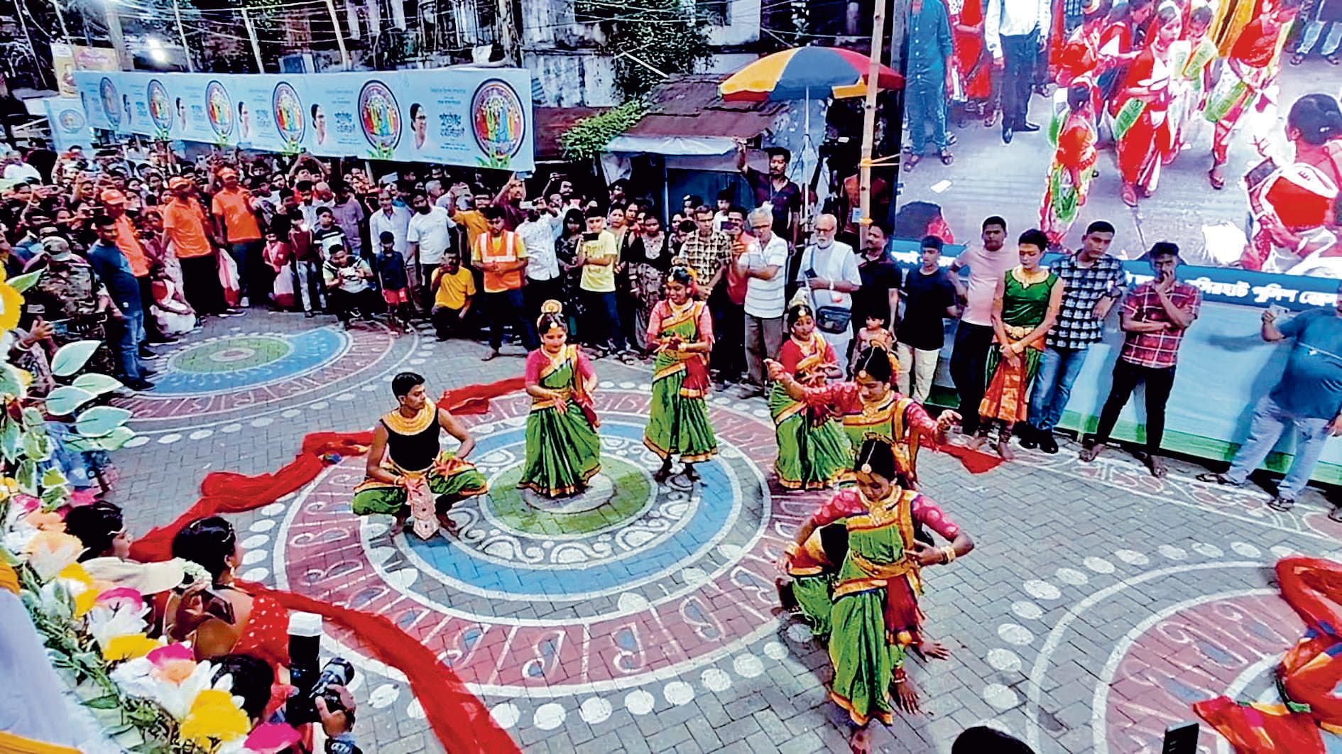 पूजा कार्निवल : बैरकपुर, बशीरहाट, बारासात व बनगांव में उमड़ी दर्शकों की भारी भीड़