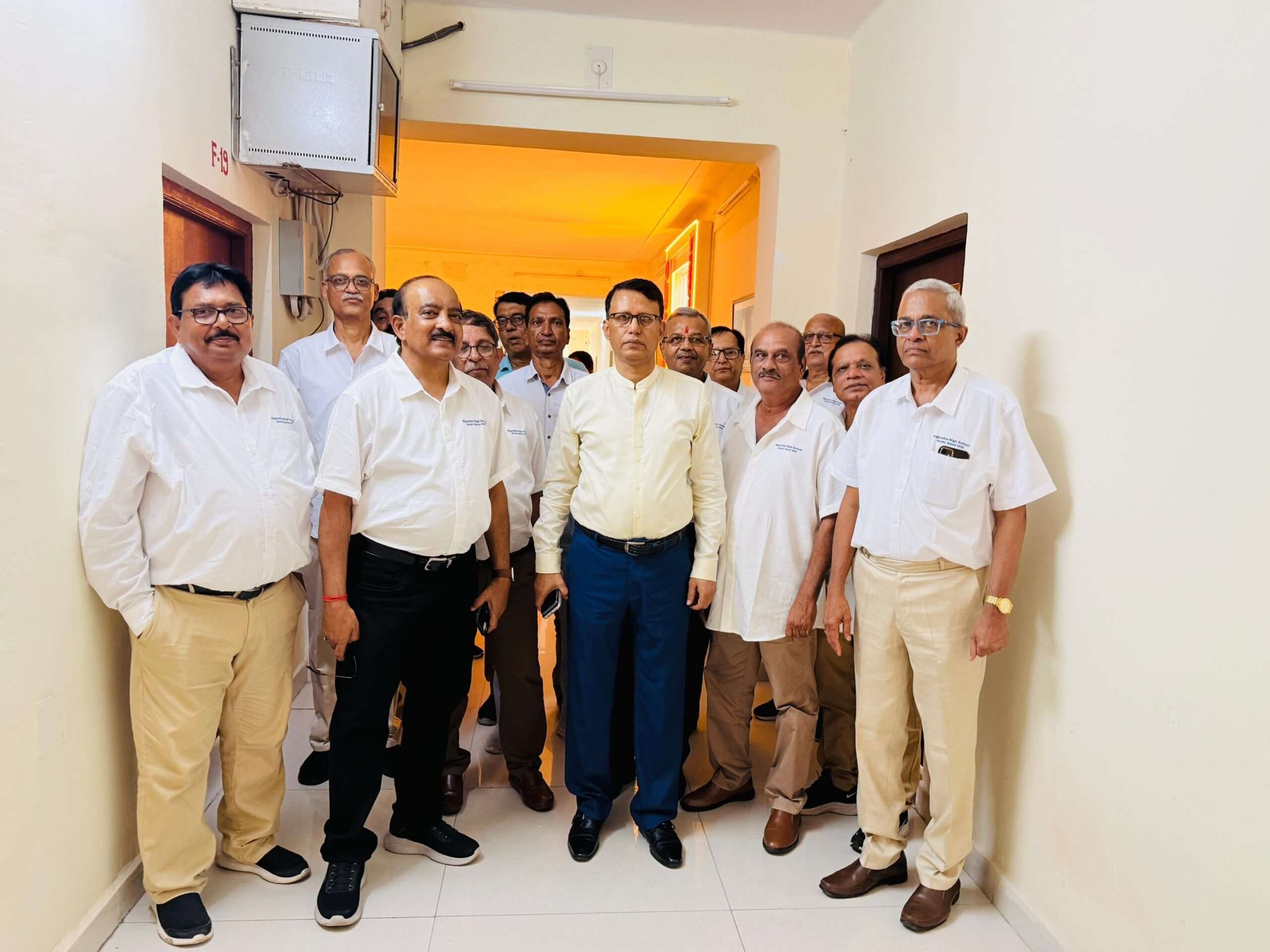 Dhanbad News : राजेंद्र हाई स्कूल के 1975 बैच के छात्रों ने बीते दिनों की यादें की साझा
