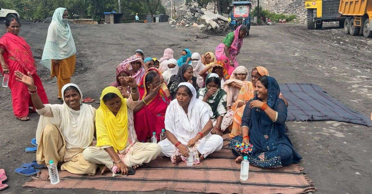 Dhanbad News : ट्रांसपोर्टिंग रोक छाताबाद के ग्रामीण धरना पर बैठे