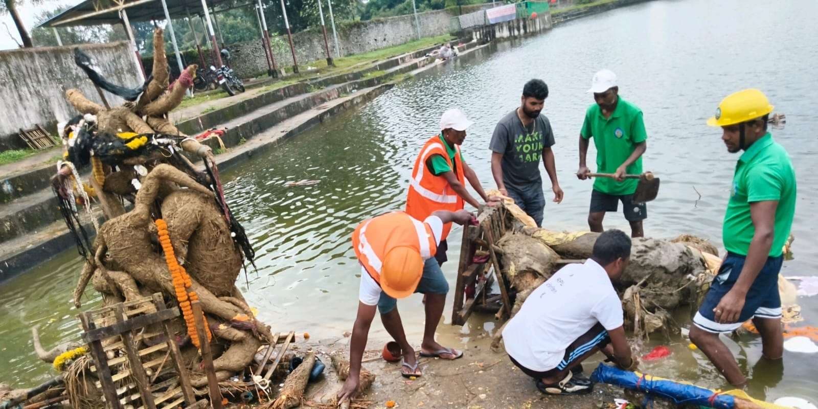 ranchi news : रांची में छठ महापर्व की तैयारी, 24 घंटे में ही जलाशयों से निकाले गये प्रतिमाओं के अवशेष