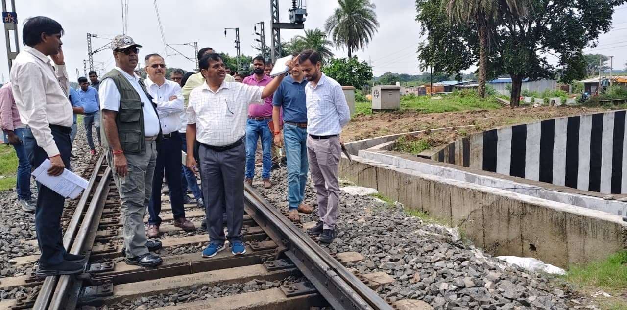 Dhanbad News: डीआरएम ने धनबाद-सिंदरी रेलखंड का किया निरीक्षण
