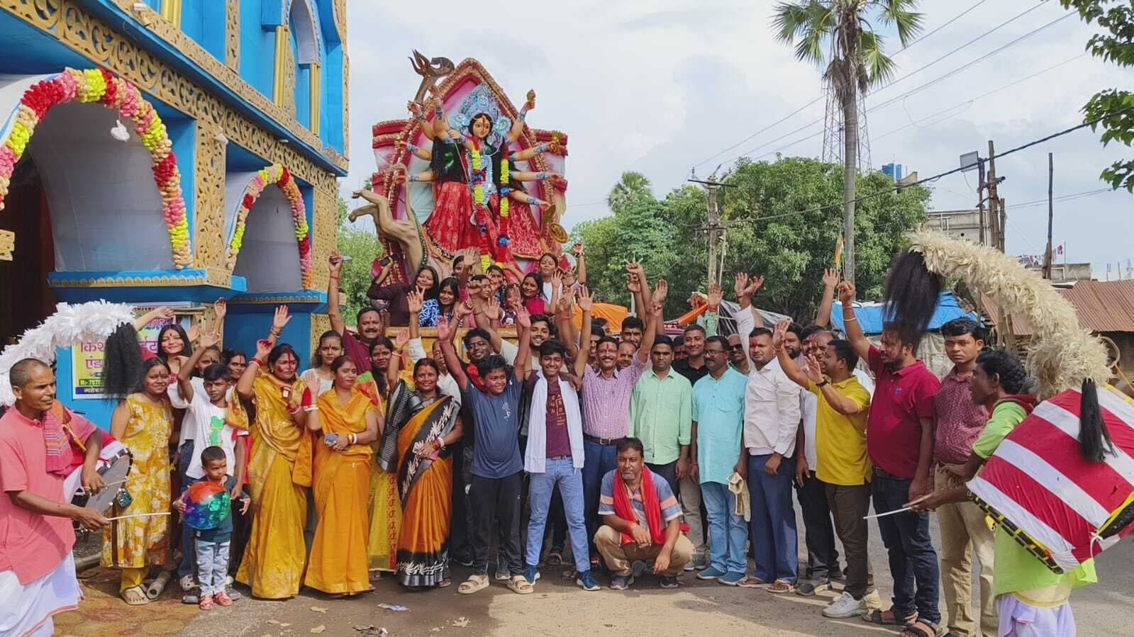 महेशपुर में माता को नम आंखों से दी विदाई