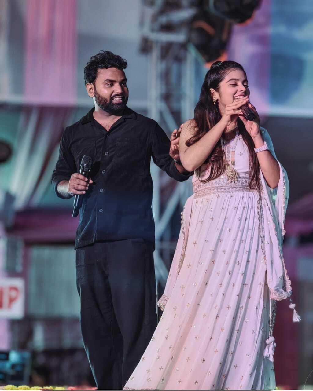 खुशी कक्कड़ व शेरा लोहार ने सुरों से जीता दिल