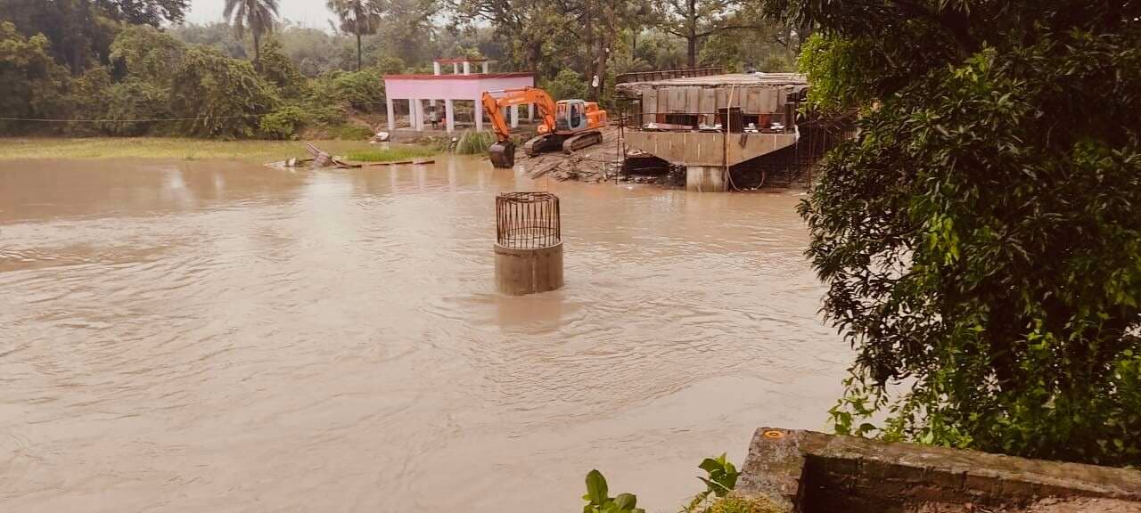 फुलवरिया के श्रीपुर में झरही नदी पर डायवर्सन पुल बहा, तीन प्रखंडों का संपर्क टूटा