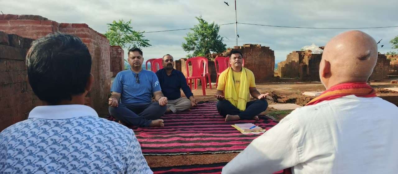 निरोग रहने के लिए करें योग: डॉ कुमार अमित