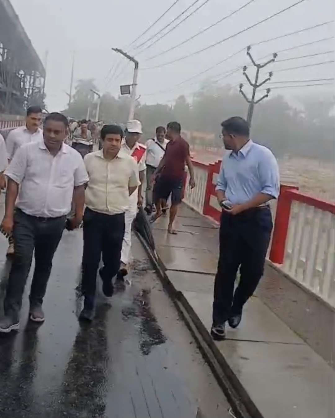 डीएम व एसपी ने कोसी बराज का किया निरीक्षण