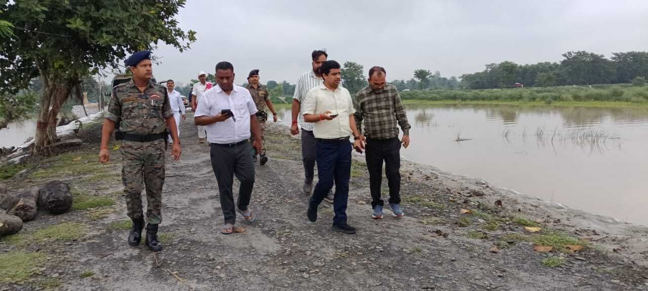 तटबंधों में जहां भी कमजोरी दिखे, तत्काल मरम्मत करायें : डीएम