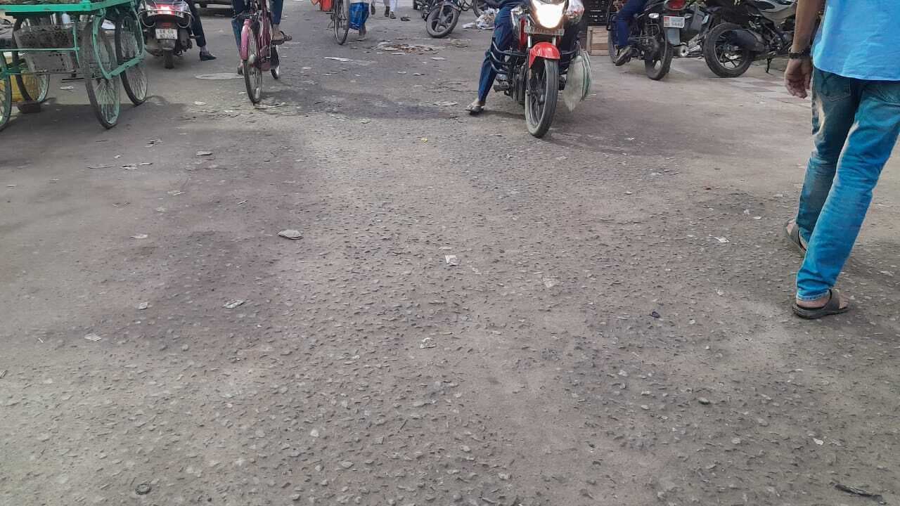 अनियमिता : सड़क बनने के एक माह बाद ही सिमेंट-बालू छोड़ गिट्टी निकल रही बाहर