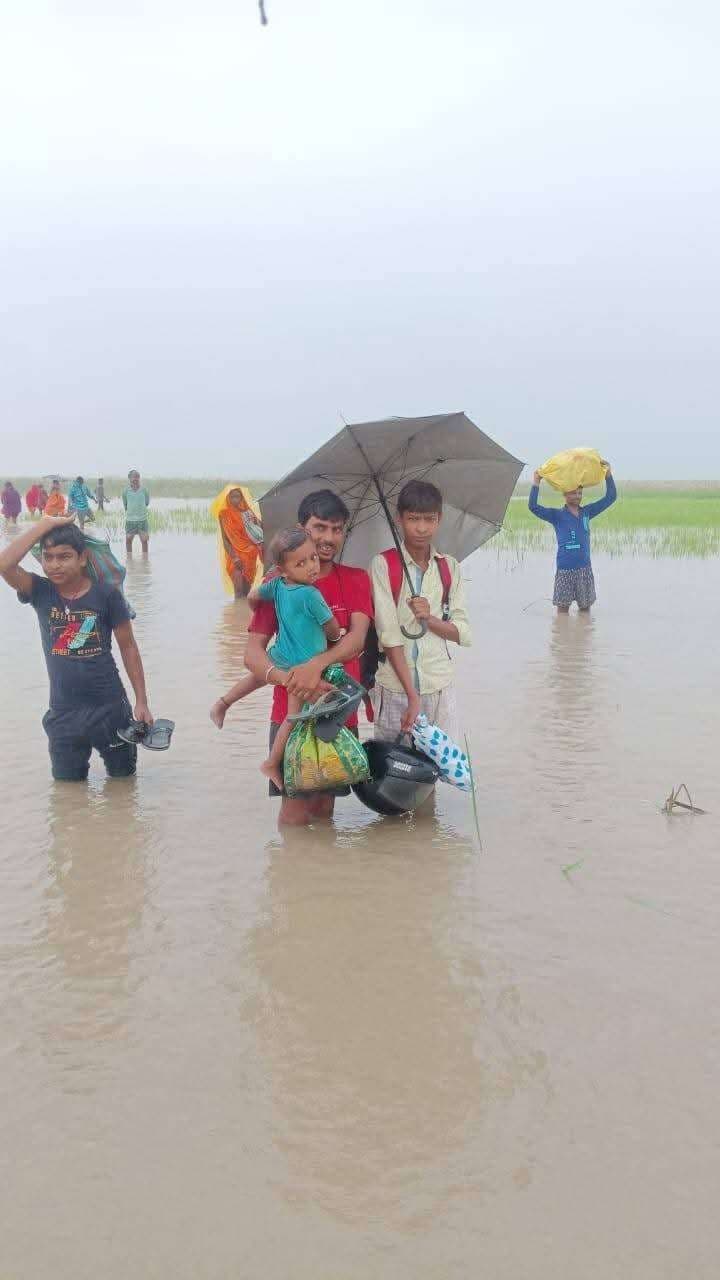 दो प्रखंडों के 100 से अधिक घरों में प्रवेश किया बाढ़ का पानी
