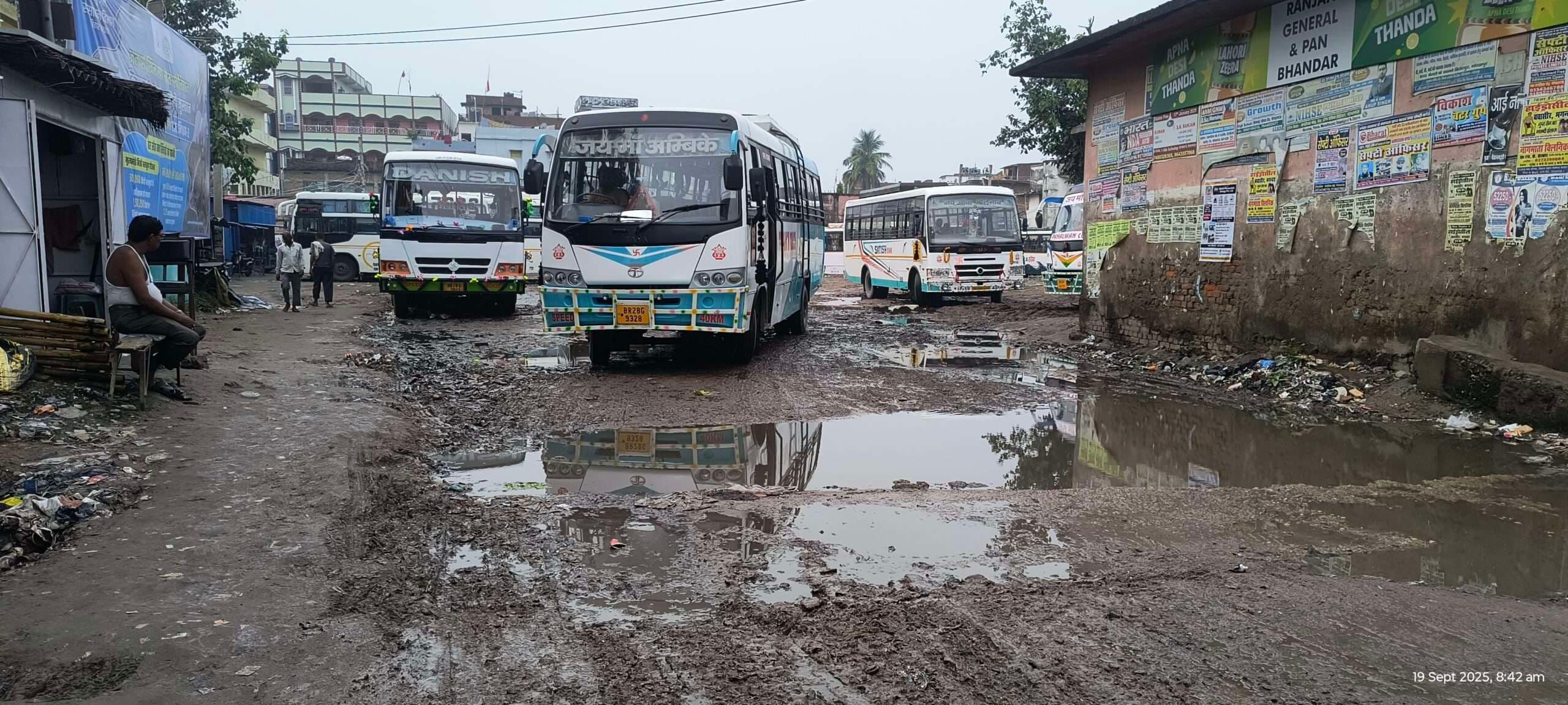 राजेंद्र बस स्टैंड कीचड़ में तब्दील, यात्री बेहाल