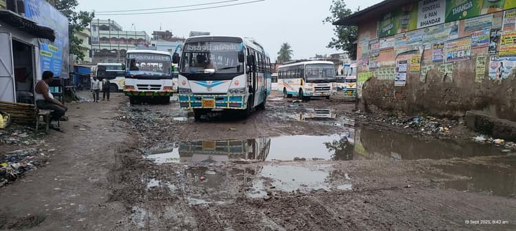 राजेंद्र बस स्टैंड कीचड़ में तब्दील, यात्री बेहाल