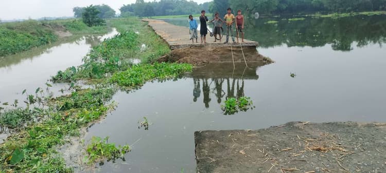पानी के दवाब से रानीपट्टी वितरणी नहर का पूर्वी तटबंध टूटा