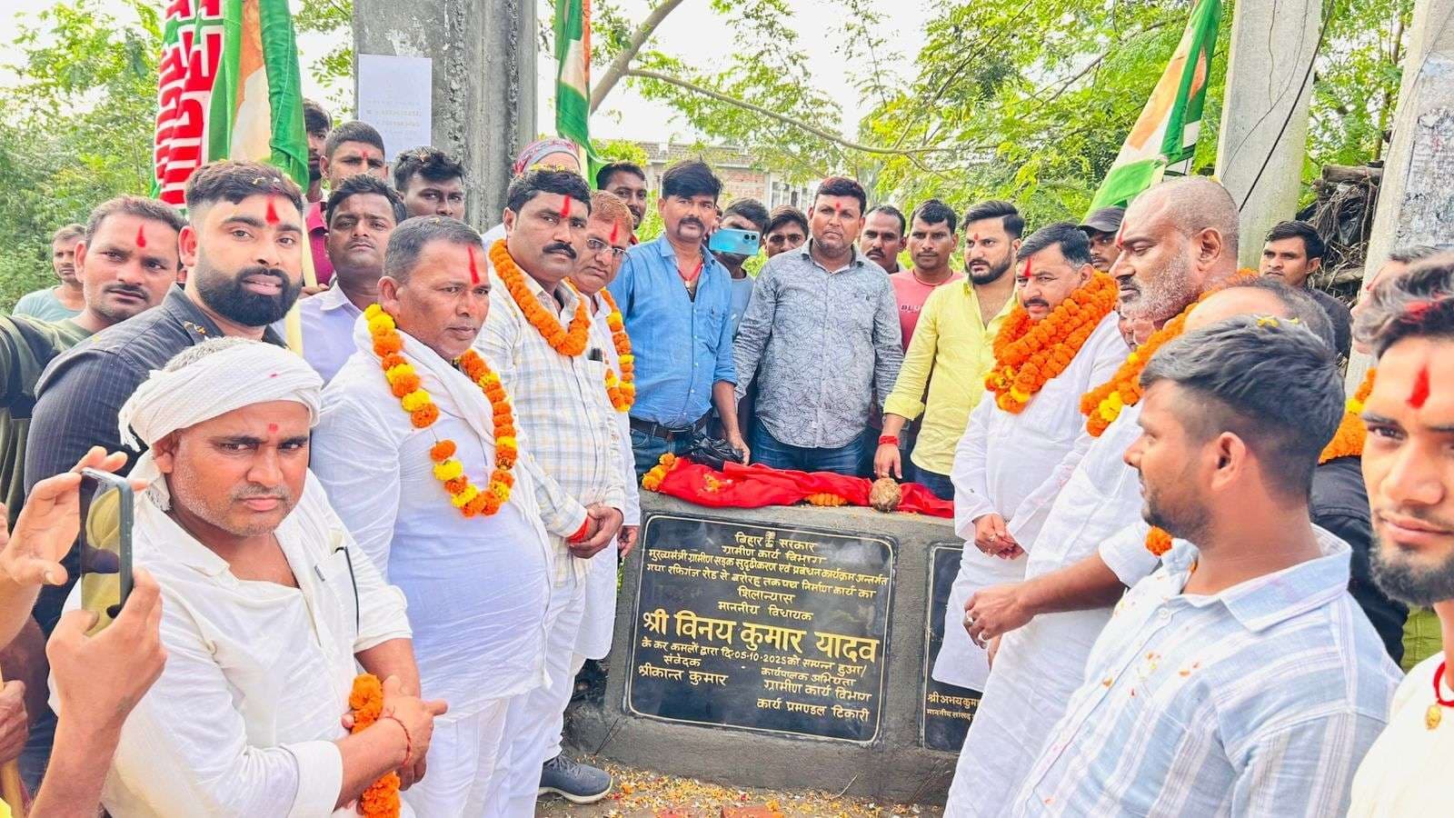 गुरारू में विधायक ने किया दो सड़कों का शिलान्यास