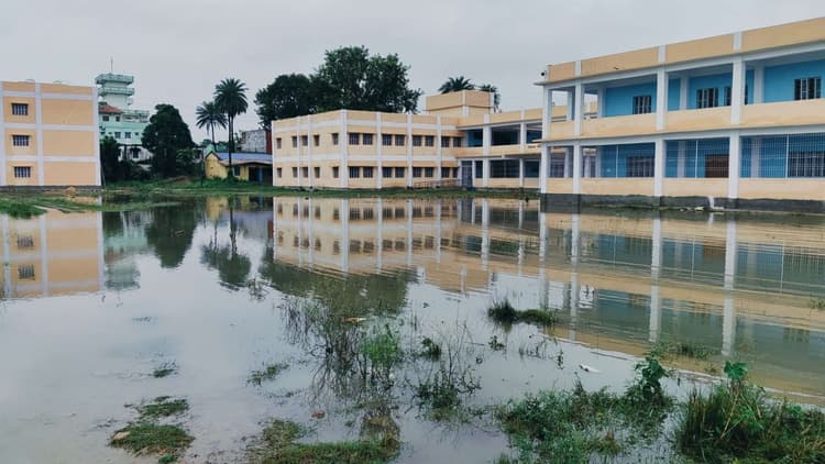 मधेमपुरा में मूसलाधार बारिश से जनजीवन हुआ अस्त-व्यस्त