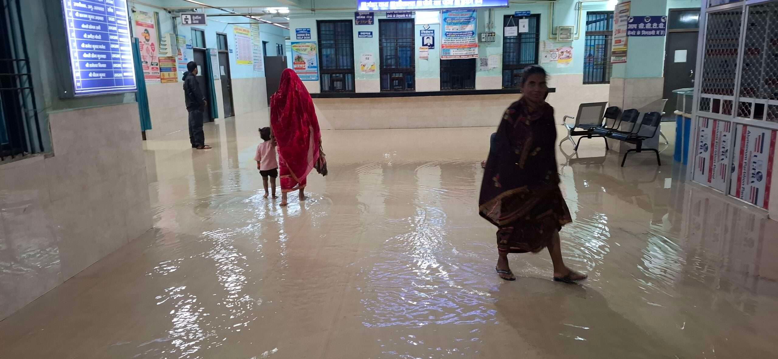 भारी बारिश के बाद अस्पताल परिसर में जलजमाव, स्वास्थ्य कर्मी से लेकर मरीज तक हुए परेशान