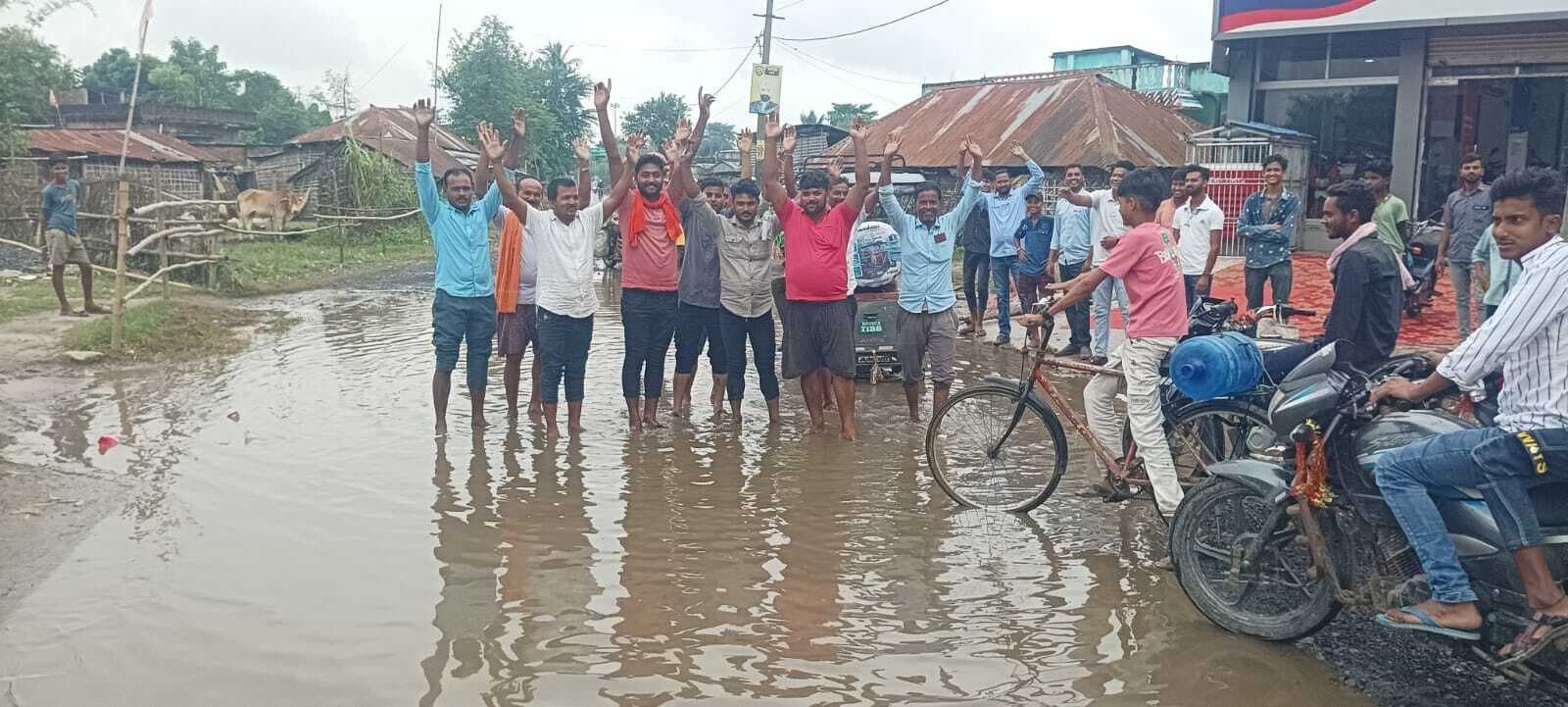 कचहरी बलुआ-केनगर सड़क जर्जर रहने के विरोध में सड़क जाम