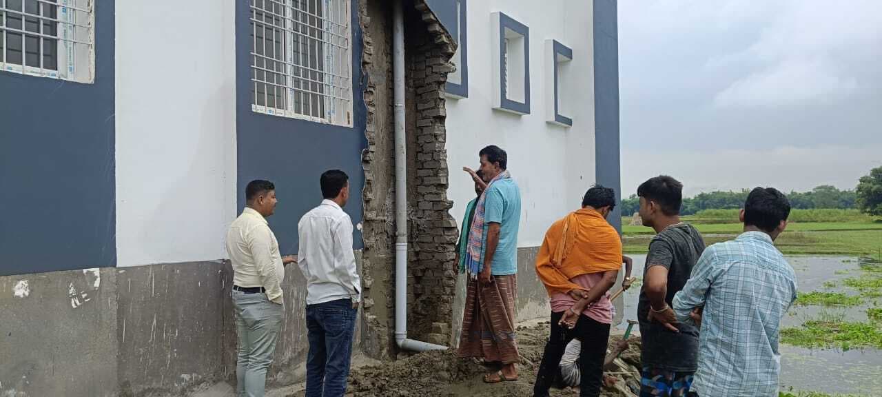 हल्की बारिश में गिरी नवनिर्मित पंचायत भवन की दीवार