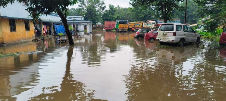 बारिश ने बिगाड़ी शहर की सूरत, थाने से लेकर लोगों के घर में प्रवेश किया पानी