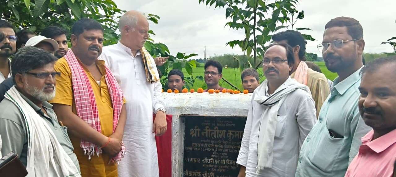 चनदहर में दो सड़कों का विधायक ने किया शिलान्यास