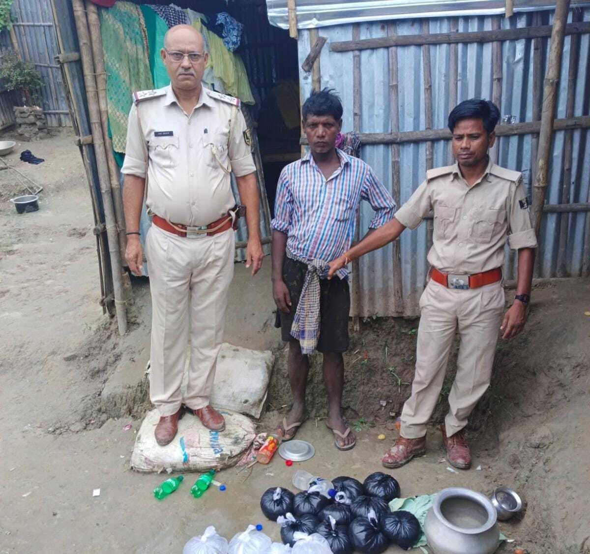 50 चुलाई शराब के साथ तस्कर गिरफ्तार