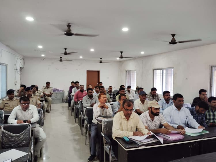 hajipur news. संवेदनशील बूथों वाले क्षेत्राें में रहे ज्यादा सतर्क : बीडीओ