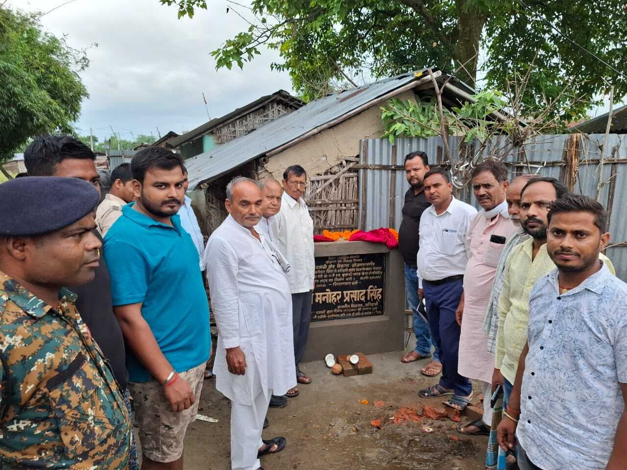 मनिहारी विधायक ने मिर्जापुर में सड़क का किया शिलान्यास