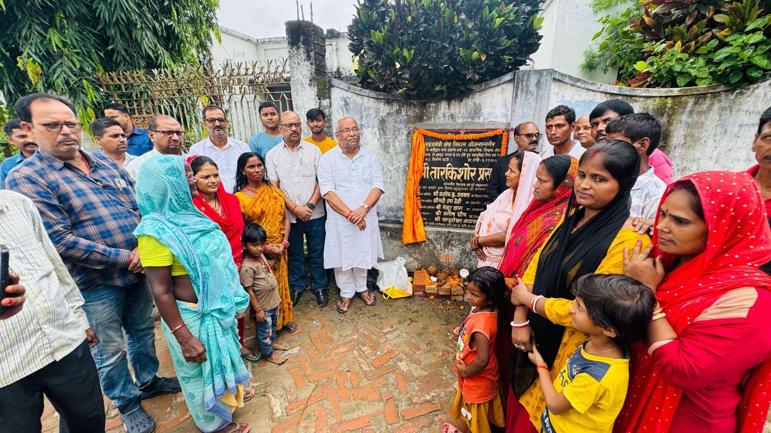 पूर्व उपमुख्यमंत्री ने शहर के पांच वार्डों में कई योजनाओं का शिलान्यास किया