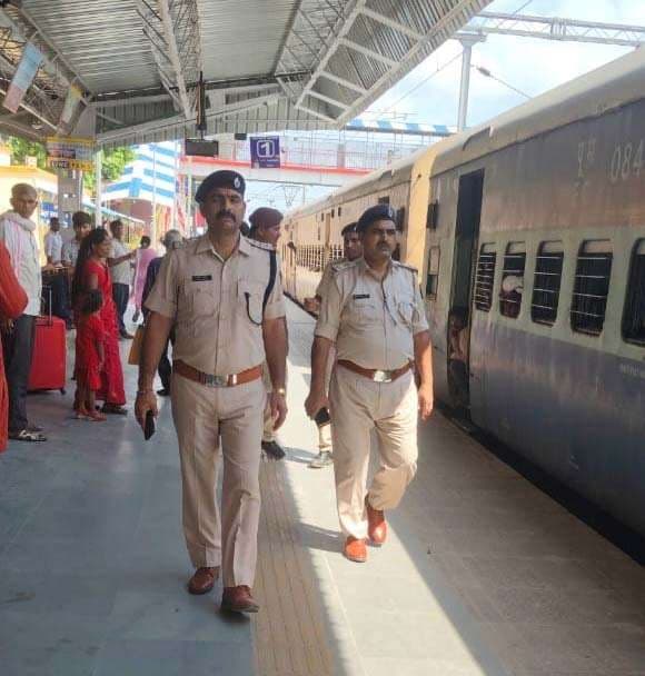 ट्रेन व प्लेटफॉर्म पर बढ़ायी गयी निगरानी, मनचलों पर भी नजर