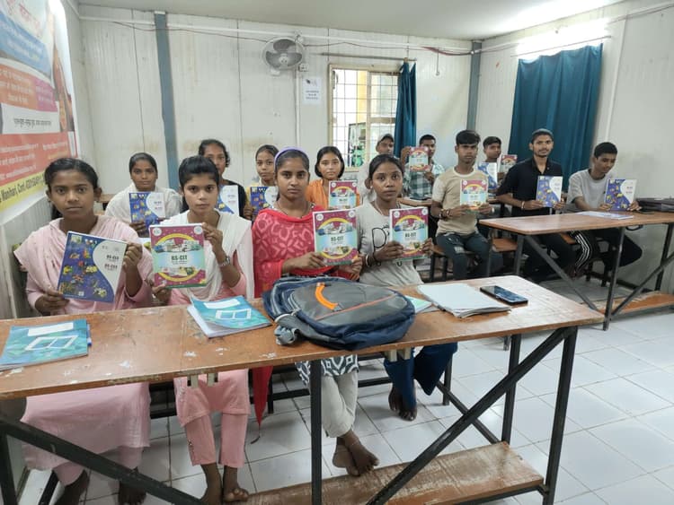 कौशल विकास केन्द्र में प्रशिणार्थी को दिया गया पुस्तक