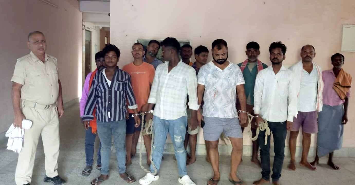 13 लीटर शराब के साथ तीन तस्कर व नौ शराबी गिरफ्तार