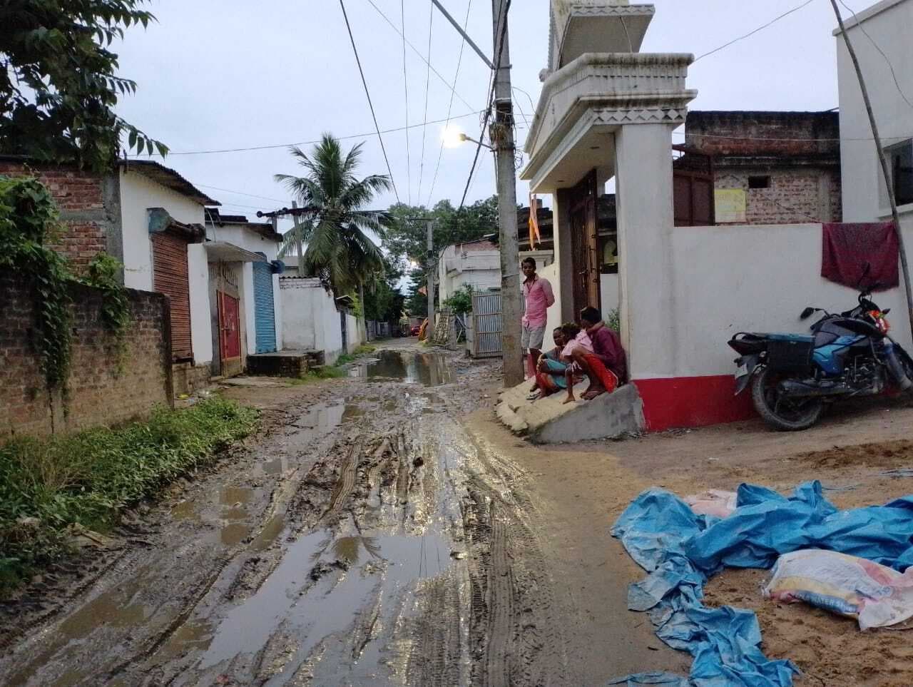 लगातार बारिश से विभिन्न वार्ड की सड़कों पर जलजमाव, लोगों की बढ़ी परेशानी