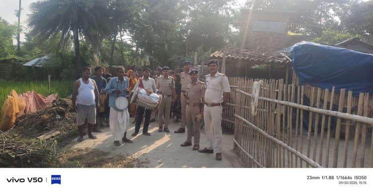 कोढ़ा पुलिस ने हत्या कांड में फरार दो अभियुक्तों के घर चिपकाया इश्तेहार