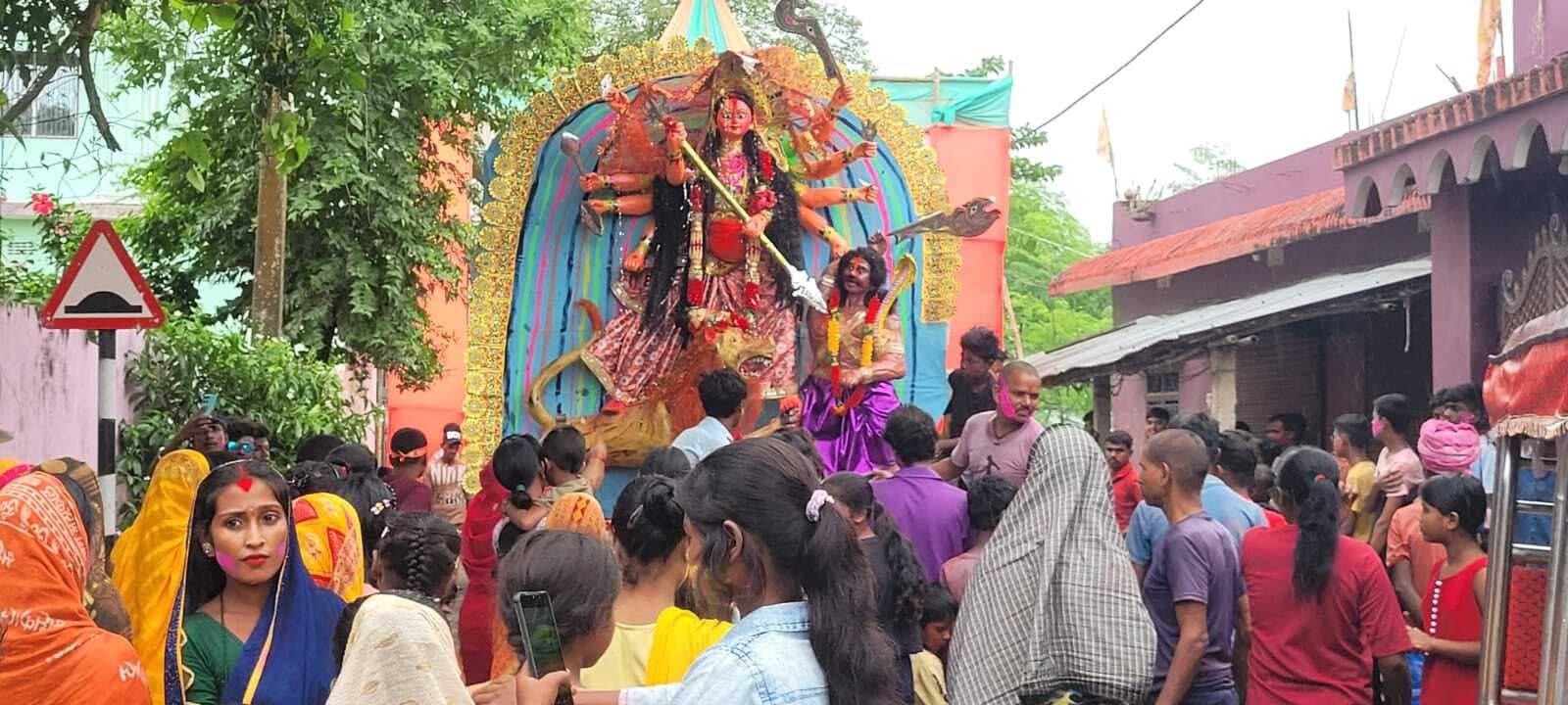 नम आंखों से माता दुर्गा की प्रतिमा का किया गया विसर्जन