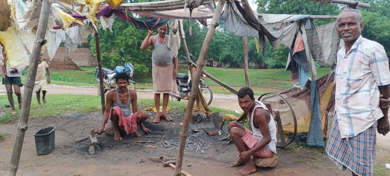 बारिश से लोहारों की रोजी पर संकट, खुले आसमान तले संघर्ष जारी