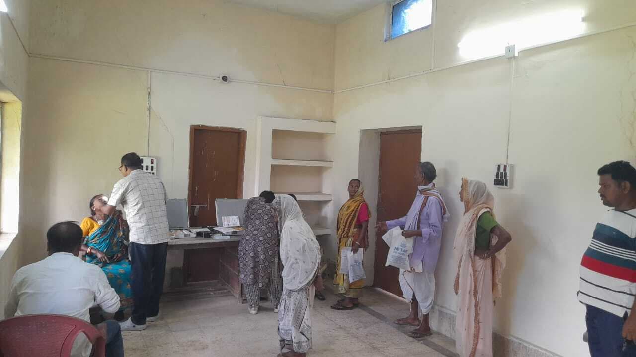 मोतियाबिंद ऑपरेशन के मरीजों को मिले चश्मे