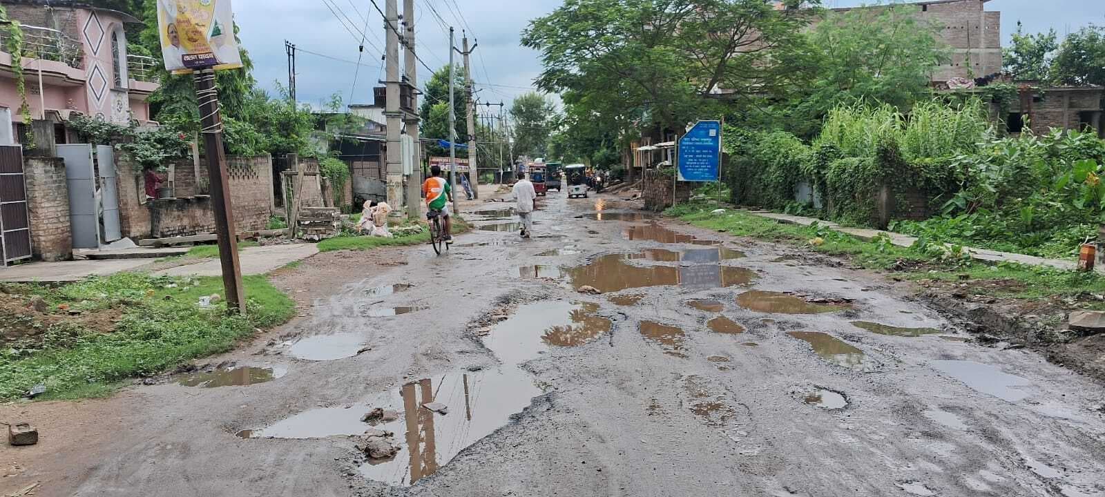 दशहरा के मौके पर भी जमालपुर-धरहरा सड़क की नहीं हुई मरम्मत, आम लोग परेशान