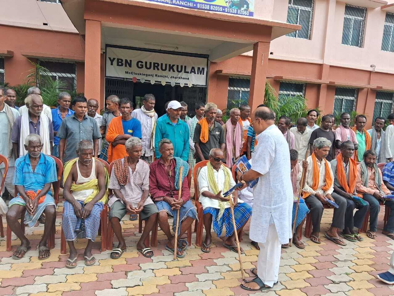 बुजुर्गों के पांव पखार कर मनाया सेवा दिवस