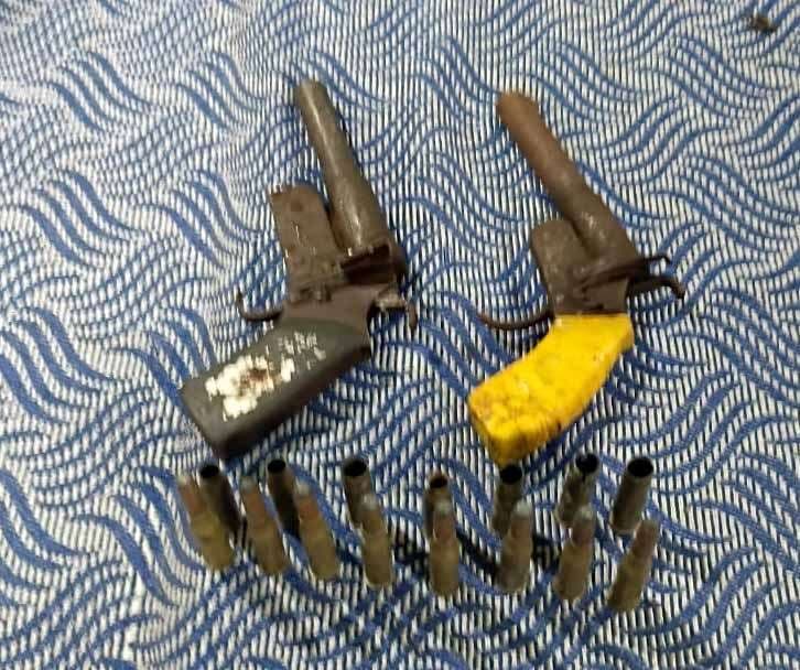 लावारिस स्थिति में मिले दो देसी कट्टे, आठ कारतूस व सात खोखा