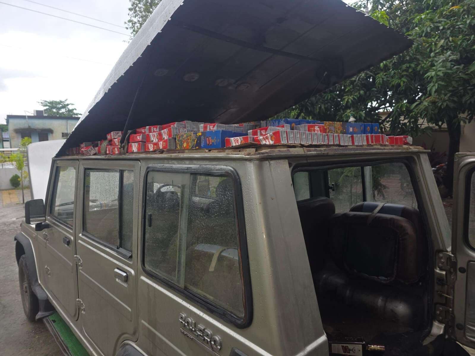 बोलेरो की छत से 192 लीटर शराब बरामद