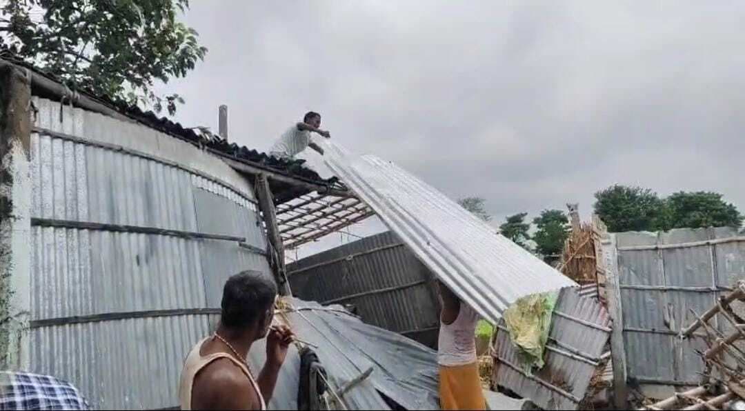 तेज आंधी में कई घर क्षतिग्रस्त, पोल व तार टूटने से बिजली भी बाधित