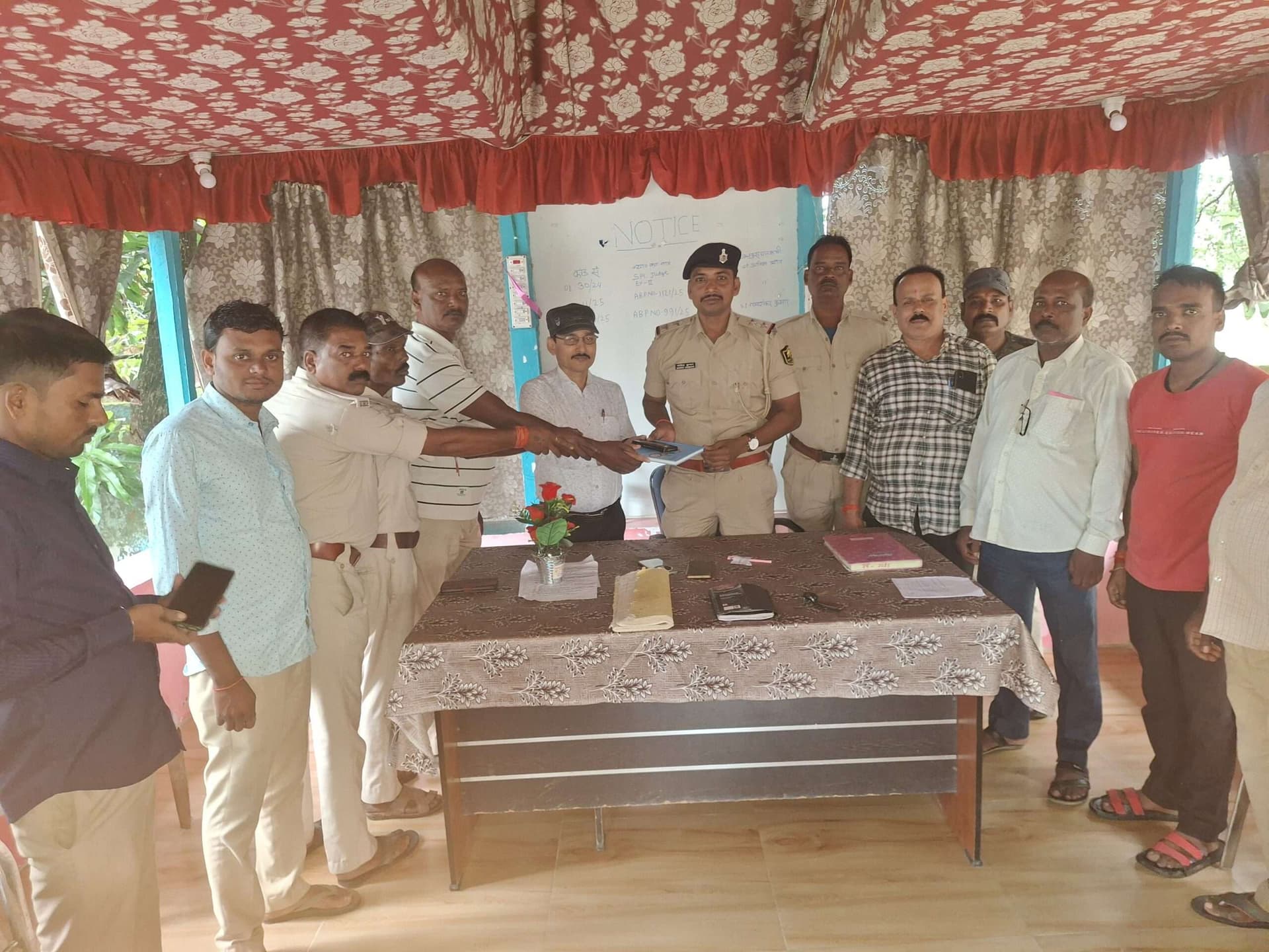 कुर्साकांटा में थानाध्यक्ष ने किया योगदान