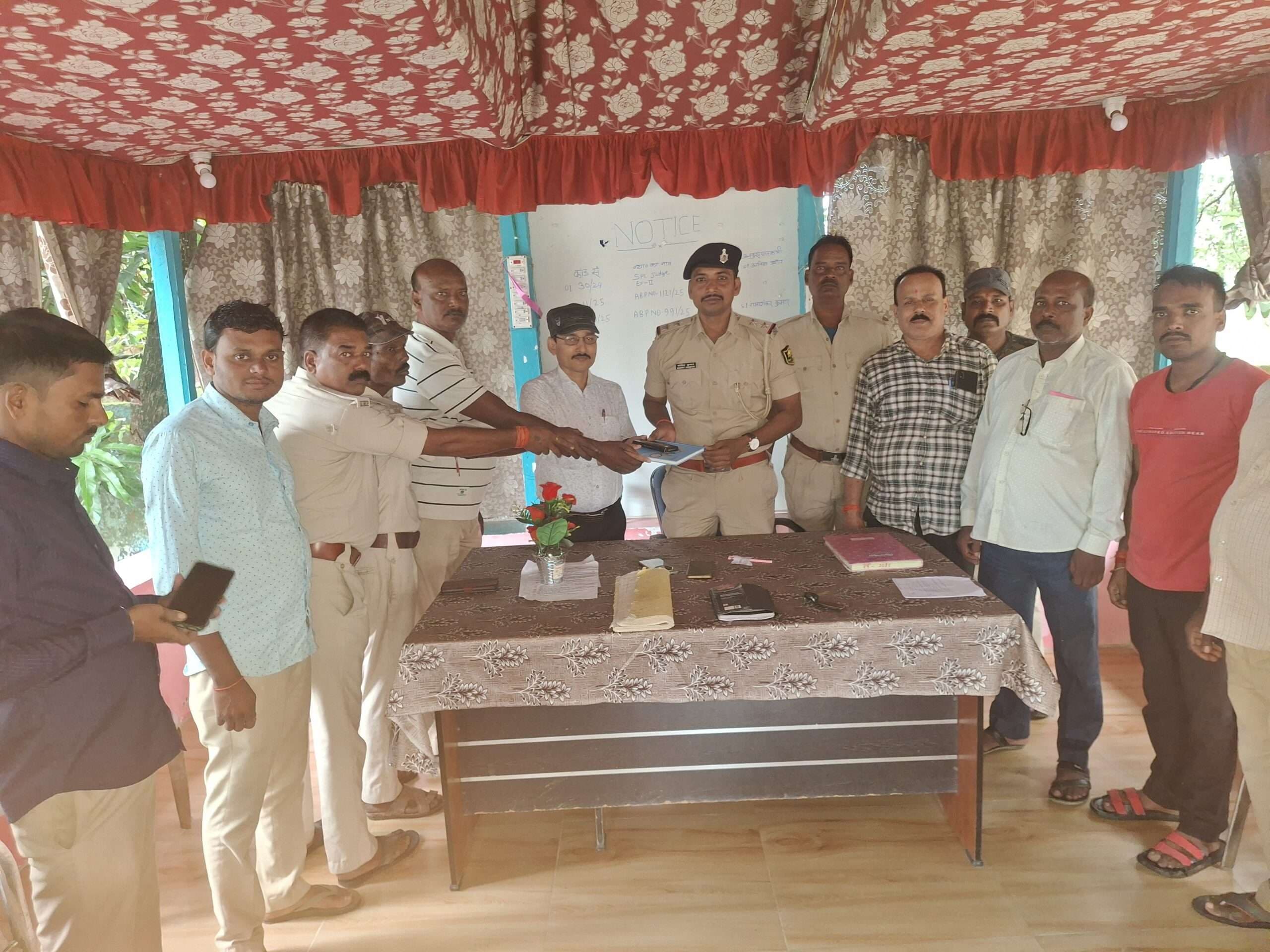 कुर्साकांटा में थानाध्यक्ष ने किया योगदान