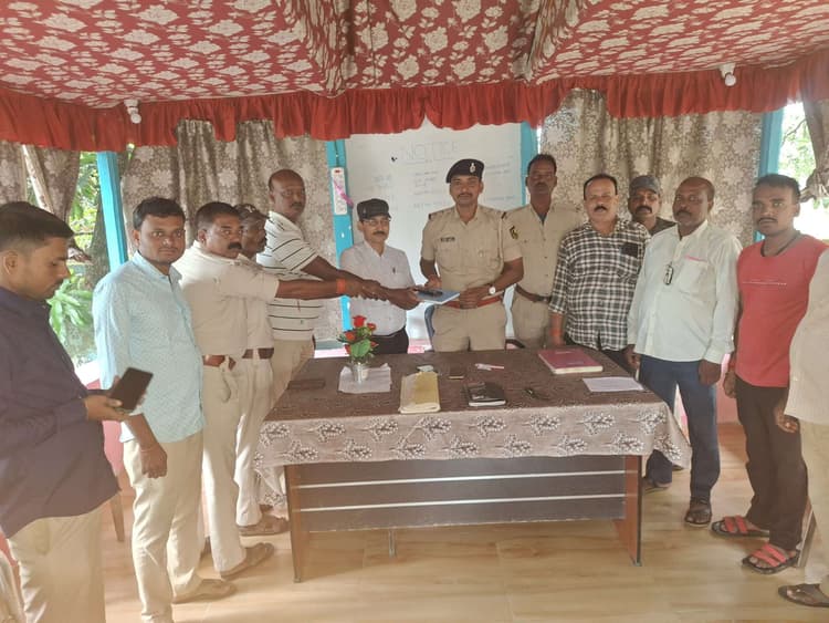 कुर्साकांटा में थानाध्यक्ष ने किया योगदान