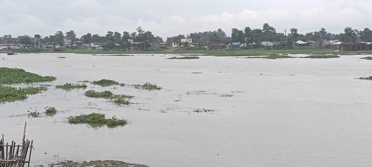 संभावित बाढ़ के खतरे से बचाव को ले प्रभावित इलाके के लोगों को अंचल प्रशासन ने किया अलर्ट