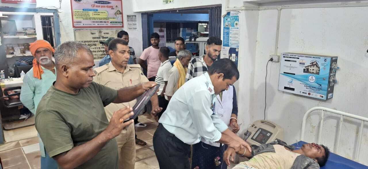 तेज रफ्तार बाइक ने खड़ी बोलेरो में मारी टक्कर, दो जख्मी