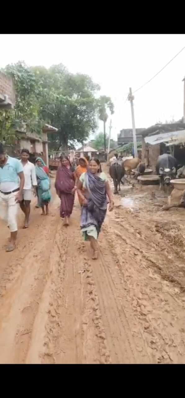 सड़क पर मेटल-मोरम की जगह डाली मिट्टी, बारिश में बना दलदल